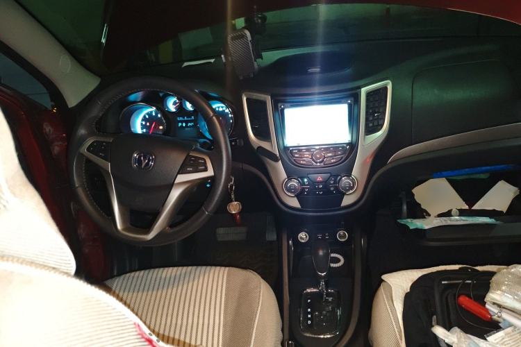 Used CHANGAN CS35 2014 1.6L Automatic Luxury Model China IV Standard Center Console