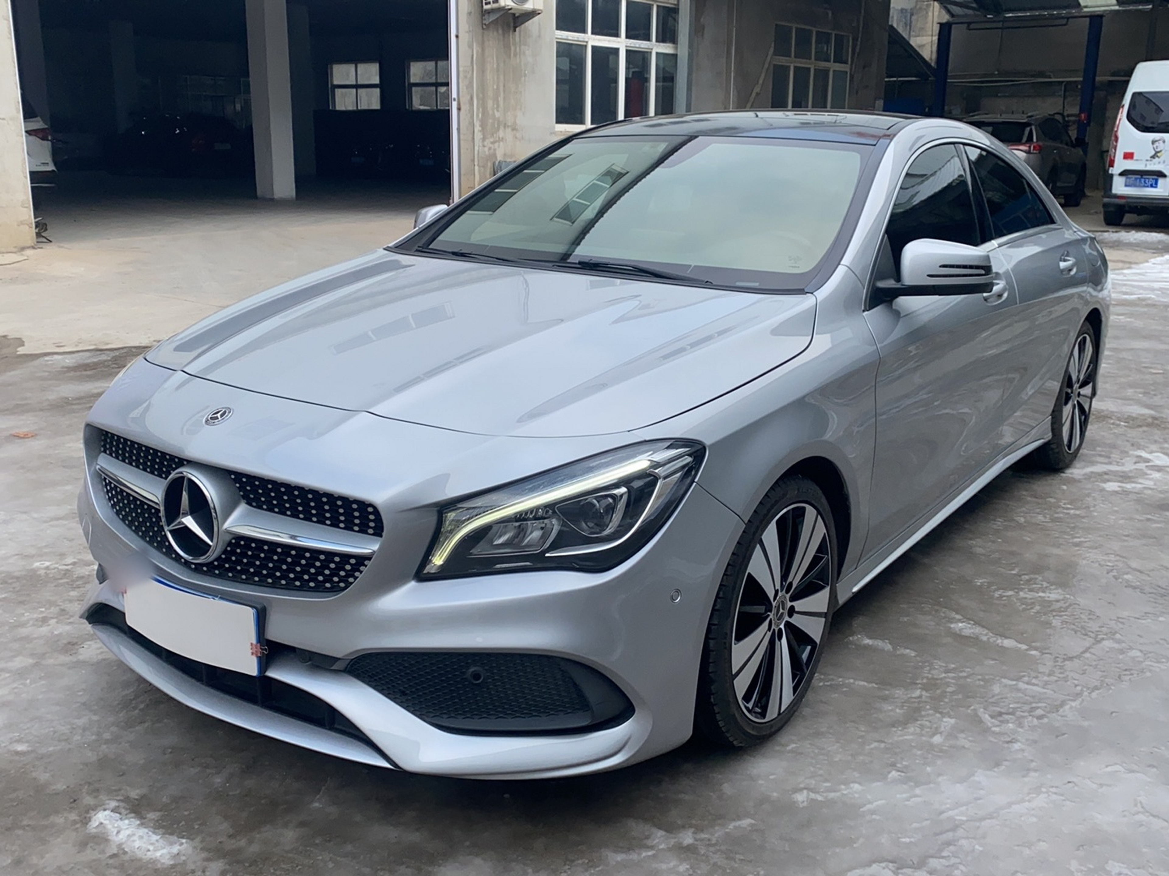 تحت مقدمة السيارة