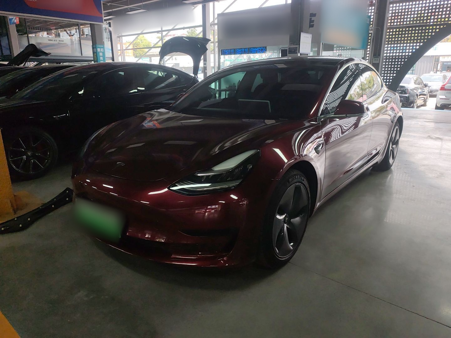 تحت مقدمة السيارة