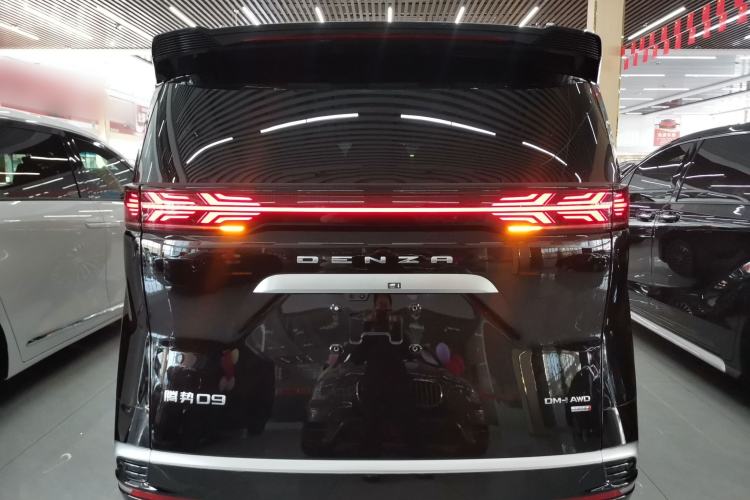 Used Denza D9 2025 DM-i Smart Drive 1020 Four-Wheel Drive Deluxe Model Rear