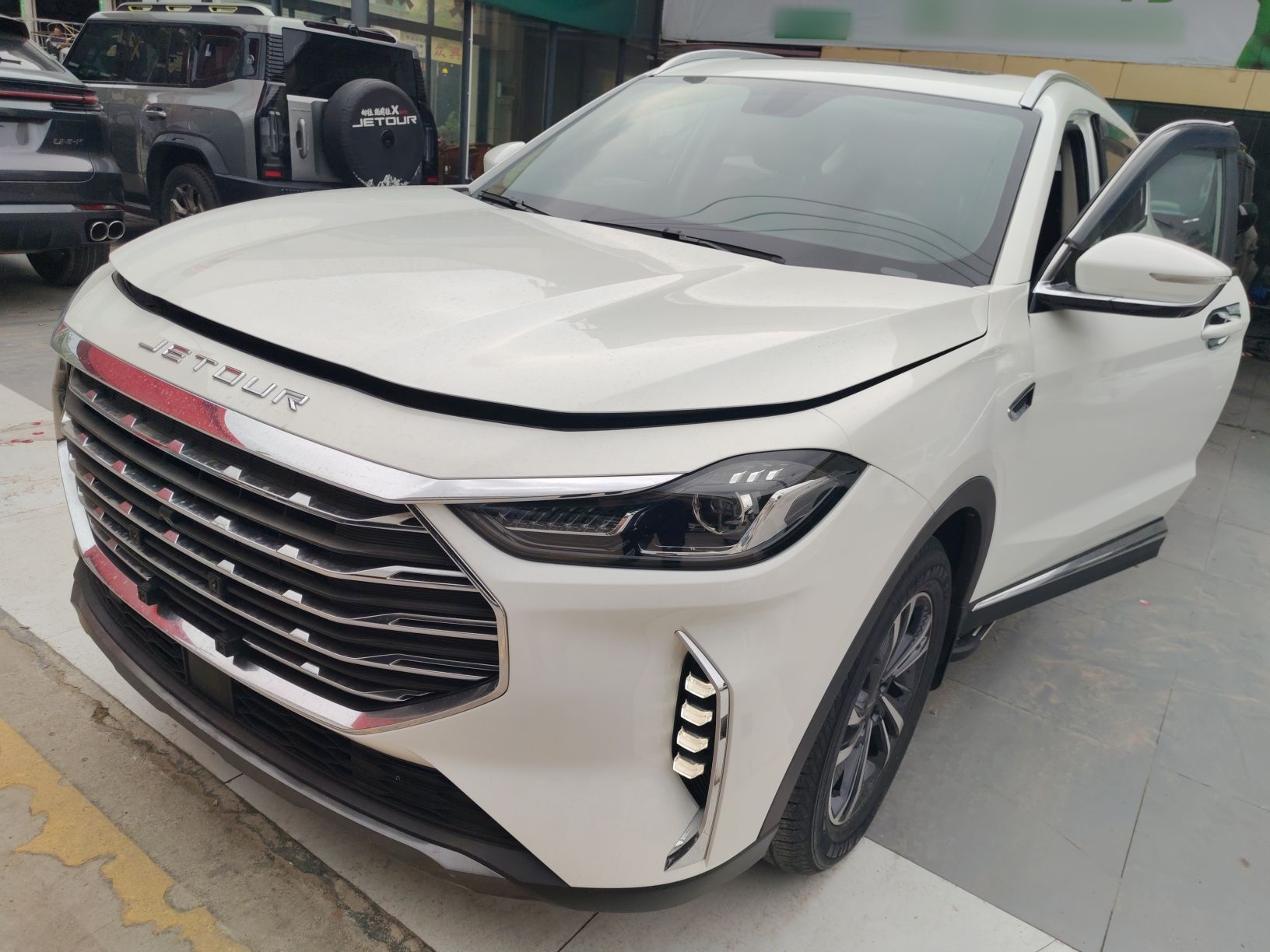 تحت مقدمة السيارة