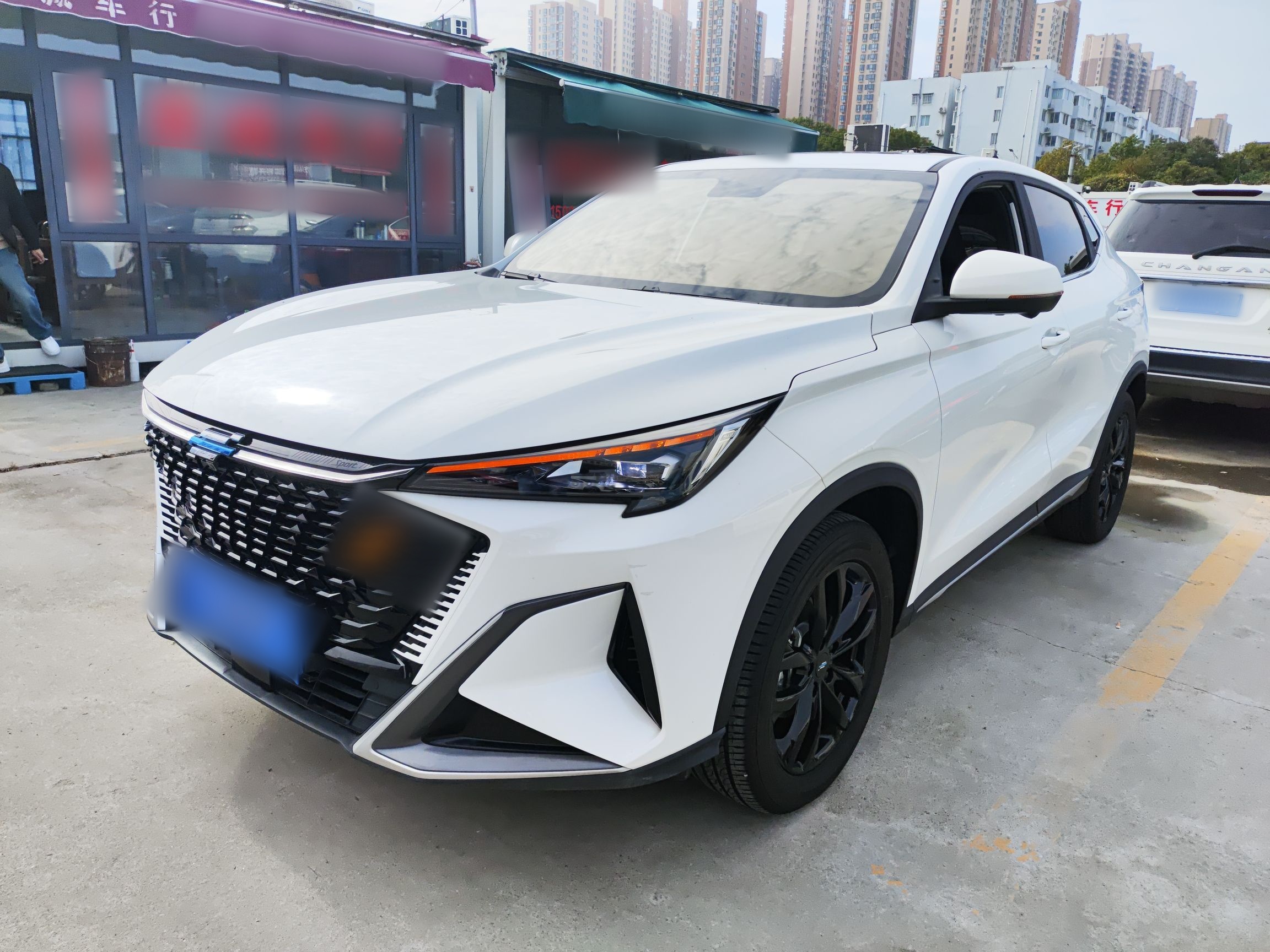 Под передней частью автомобиля