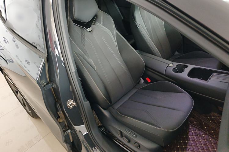 Used Volkswagen ID.UNYX 2024 Pro Long-Range Version Right Front Seat