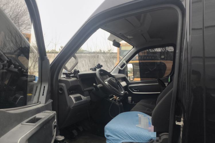 Used Dongfeng Yufeng 2023 V9+ 2.0T Manual Front-Wheel-Drive Multi-Function Mid-Roof Van with 7/8/9 Seats
