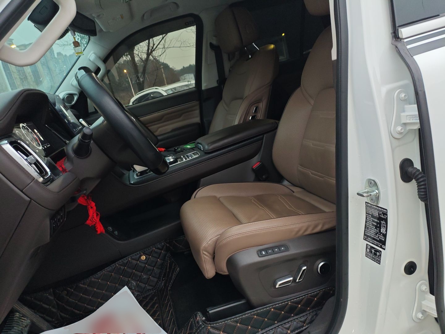 المقاعد الأمامية داخل السيارة