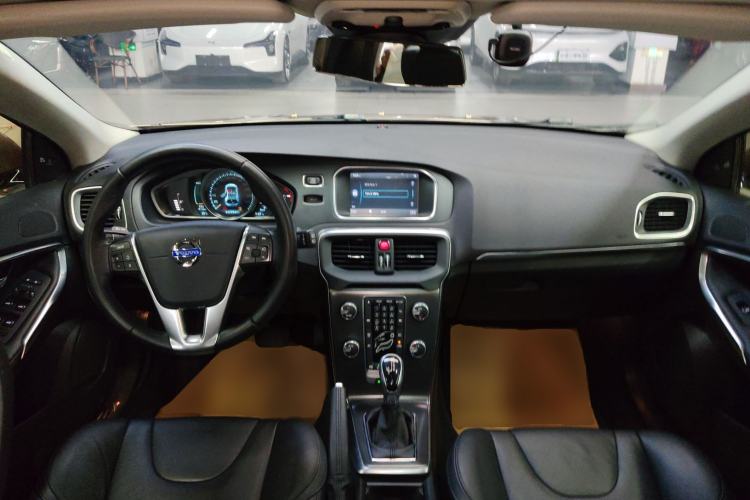 Used Volvo V40 2014 2.0T Zhiya Edition Center Console