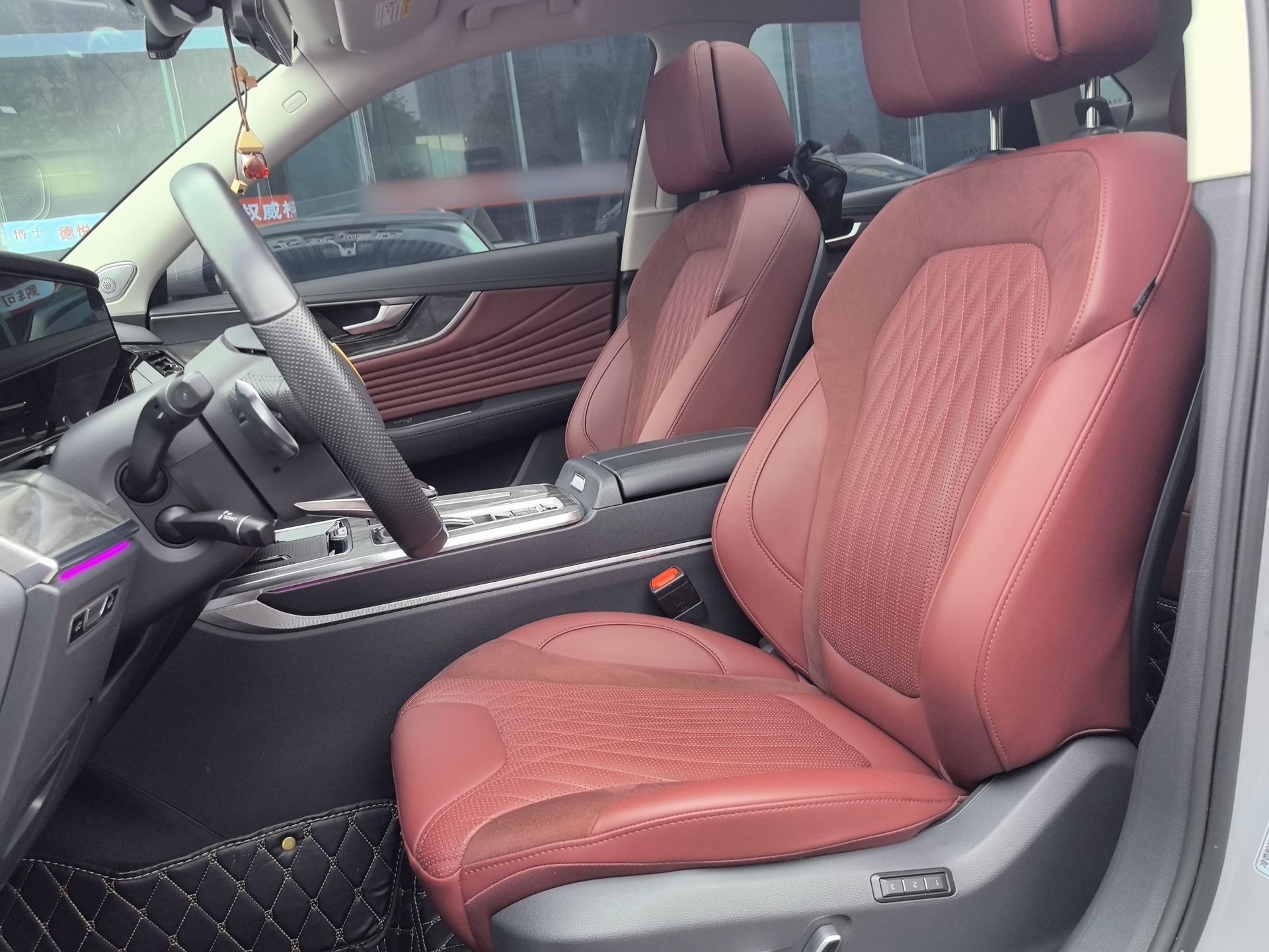 Переднее сиденье в автомобиле