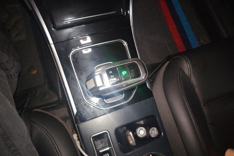 Used Haval H2 2018 Red-Label 1.5T Dual-Clutch Two-Wheel-Drive Elite Model Gear Lever