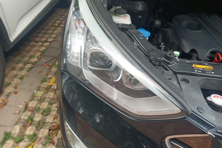 Used Hyundai Santa Fe 2013 2.4L Automatic Two-Wheel Drive Smart Version Right Front Headlight