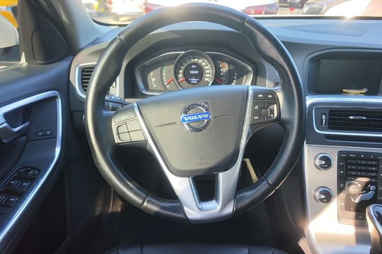 Used Volvo S60 2015 S60L 2.0T Zhiyuan Edition
