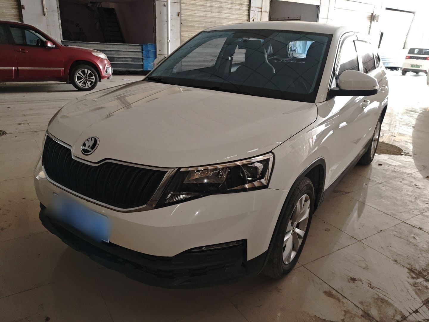 تحت مقدمة السيارة