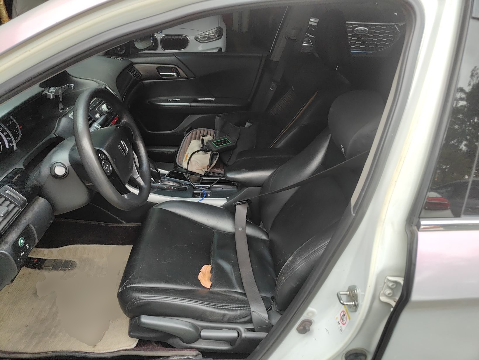 Переднее сиденье в автомобиле