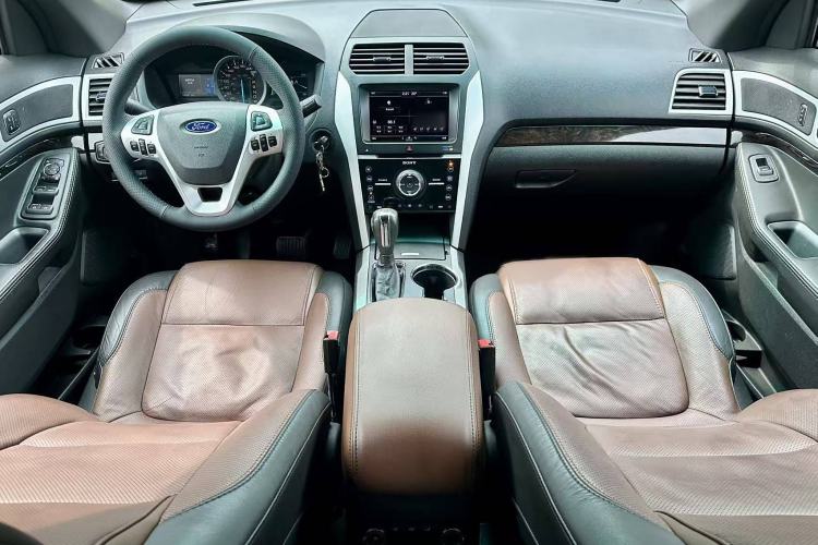 Used Ford Explorer 2013 3.5L Deluxe Model
