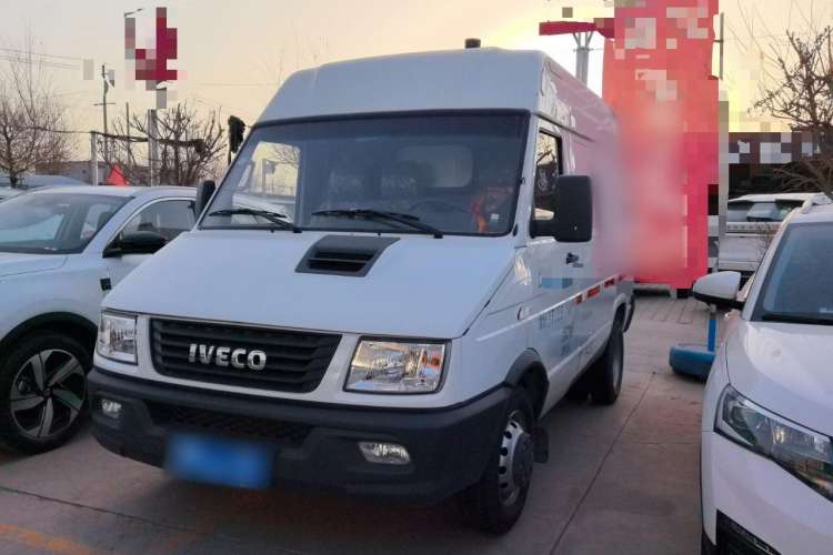 Used Iveco Daily 2021 2.8T V35 VAN厢式 van 3-seater short wheelbase mid-roof design with dual tires and manual doors