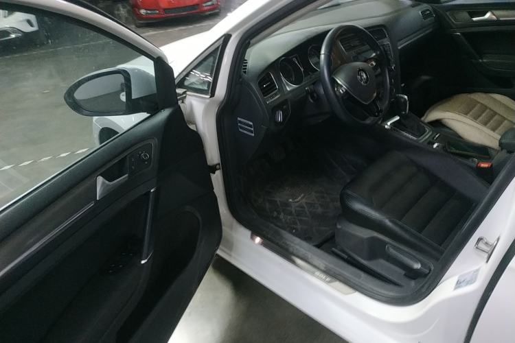 Used Volkswagen Golf 2015 1.4TSI Automatic Luxury Model Driver Seat