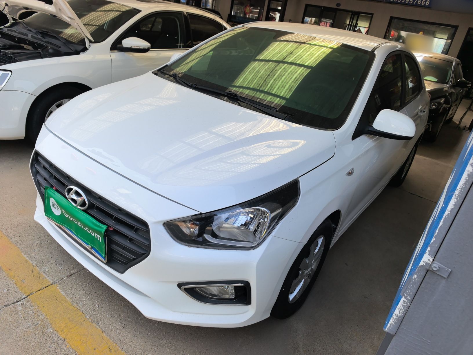 تحت مقدمة السيارة