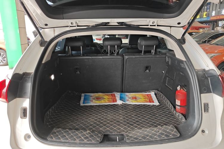 Used Wey VV5 2020 1.5T Two-Wheel Drive Color Pioneer Trunk