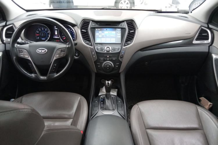 Used Hyundai Grand SantaFe 2013 3.0L 7-Seater Four-Wheel-Drive Comfort Edition Center Console