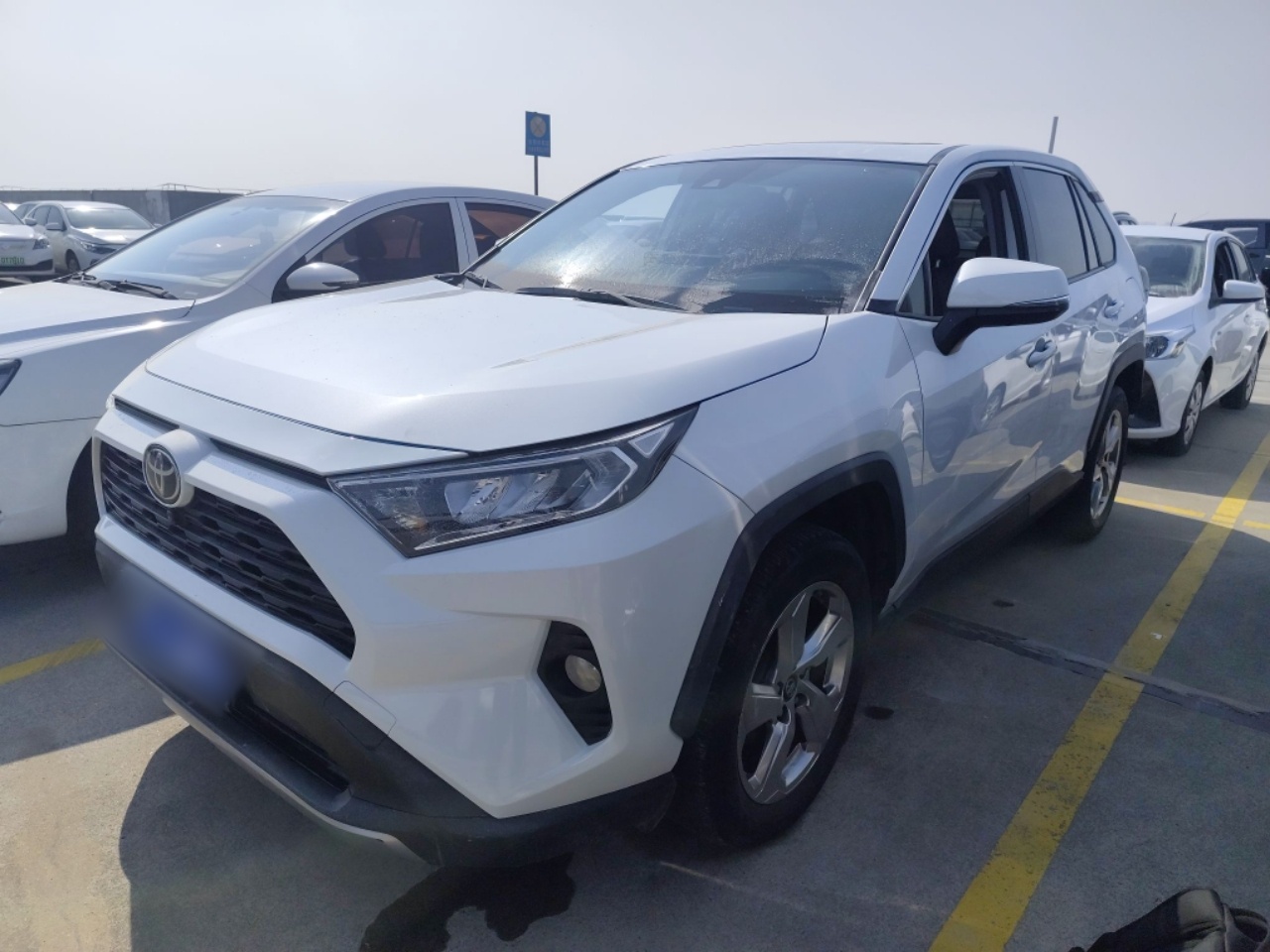 تحت مقدمة السيارة