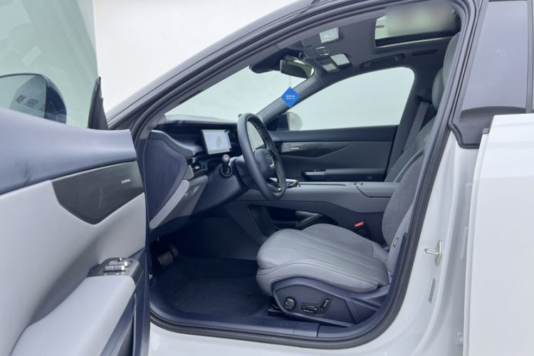 Used Lynk & Co 07 2024 EM-P 126 Long-Range Ultra Left Front Seat