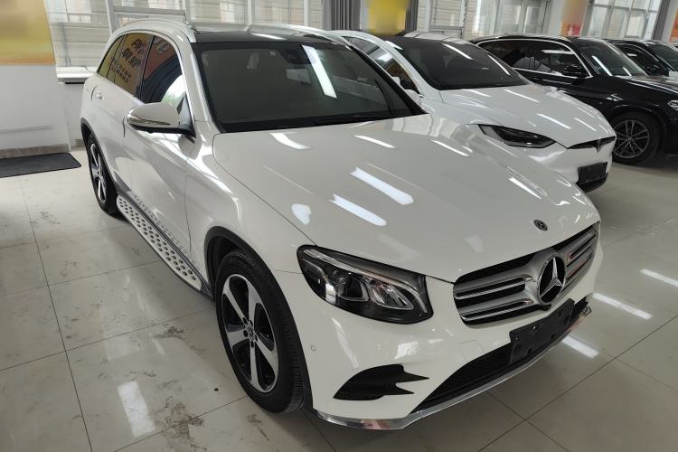 Used Mercedes-Benz GLC 2019 GLC 260 4MATIC Luxury Model Front Right 45 Deg