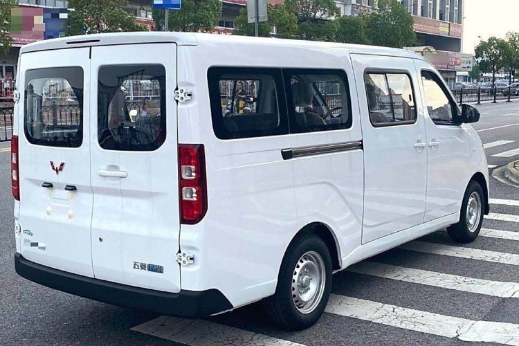 Used Wuling Yangguang 2024 300KM Comfort Version Passenger Van 75kW