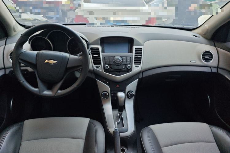Used Chevrolet Cruze 2013 1.8L SE AT Center Console