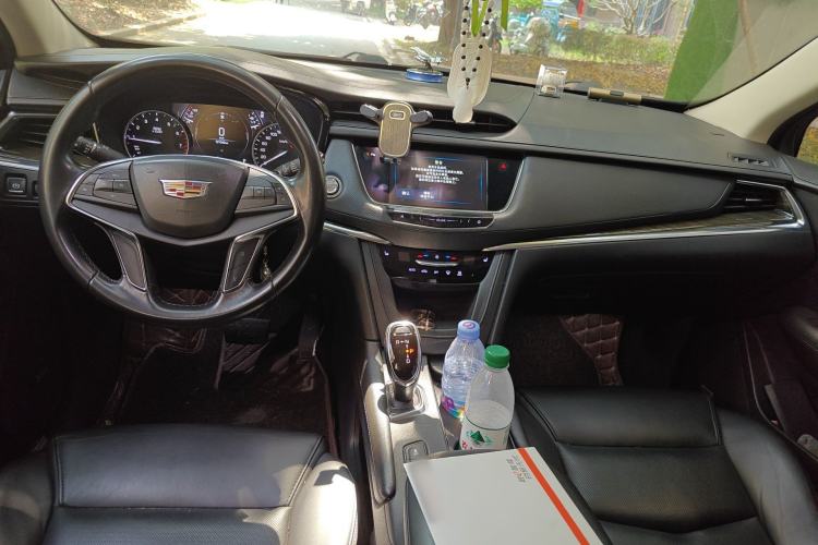 Used Cadillac XT5 2018 25T Luxury Model Center Console