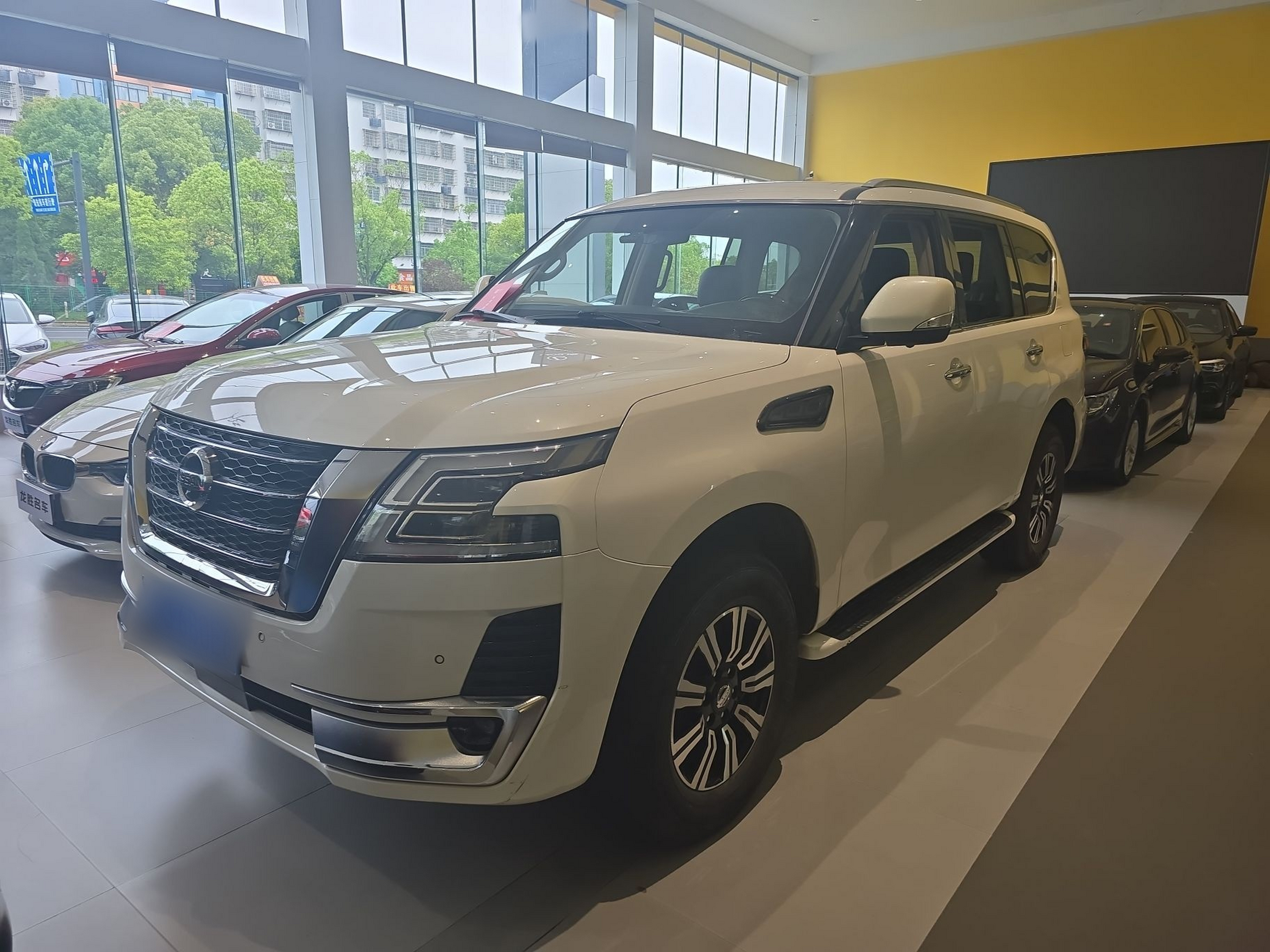 Под передней частью автомобиля