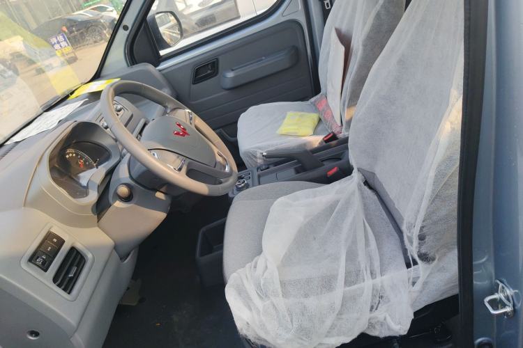 Used Wuling Yangguang 2024 300KM Comfort Version Passenger Van 75kW
