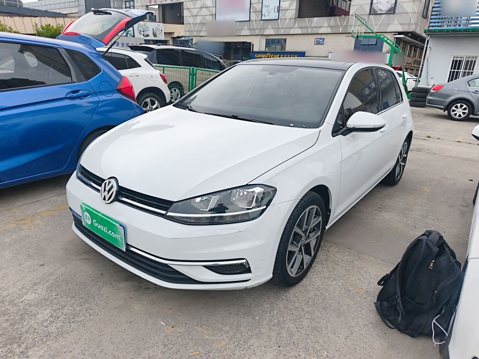 تحت مقدمة السيارة