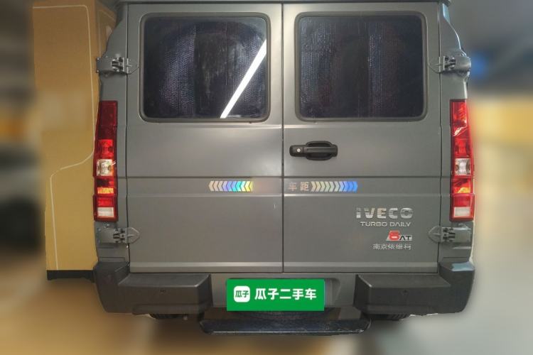 Used Iveco Daily 2023 2.5T A35M1 Multi-Purpose Passenger Vehicle Short Wheelbase Low Roof Single-Tire Side-Sliding Door Automatic Transmission
