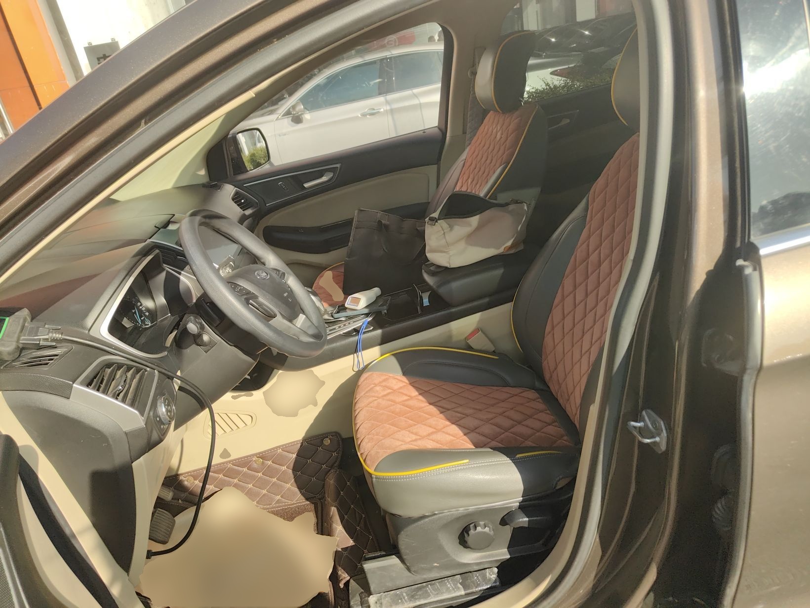 المقاعد الأمامية داخل السيارة