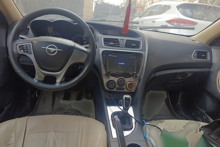 Used Haima Fumei 2014 M5 1.6L Manual Elite Model Center Console