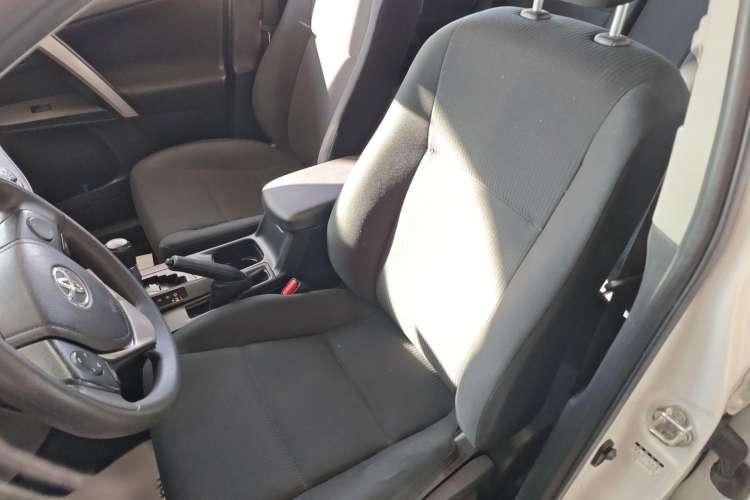 Used Toyota RAV4 2016 2.0L CVT Two-Wheel Drive Fashion Edition China V Standard
