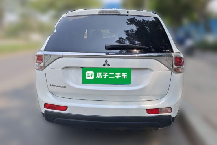 Used Mitsubishi Outlander 2013 2.4L Four-Wheel Drive Luxury Navigation Version 7 Seats Rear