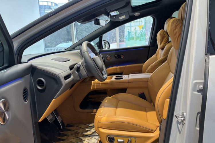 Used Li Auto i8 2025 Model Standard Version Interior 11