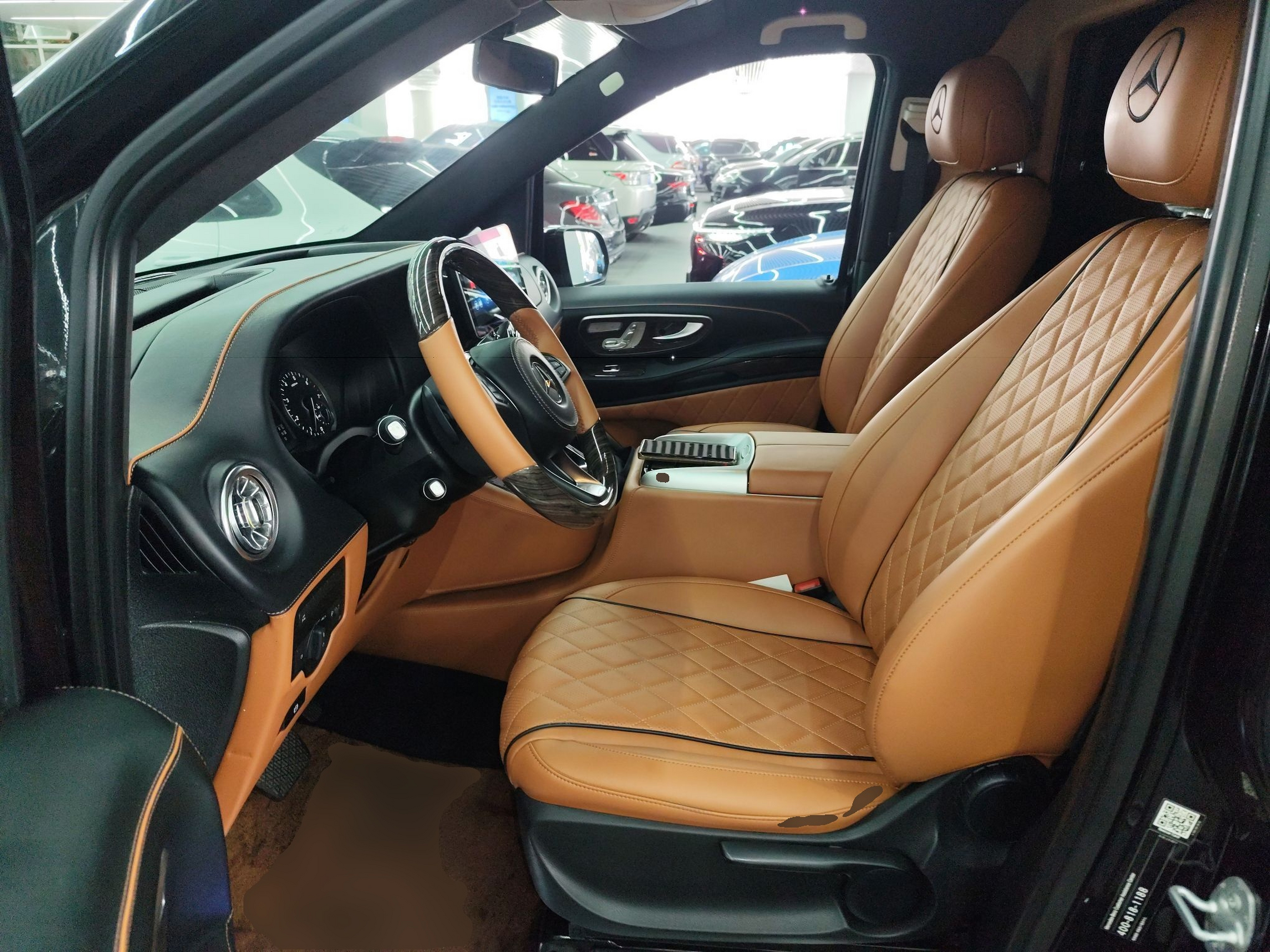 المقاعد الأمامية داخل السيارة