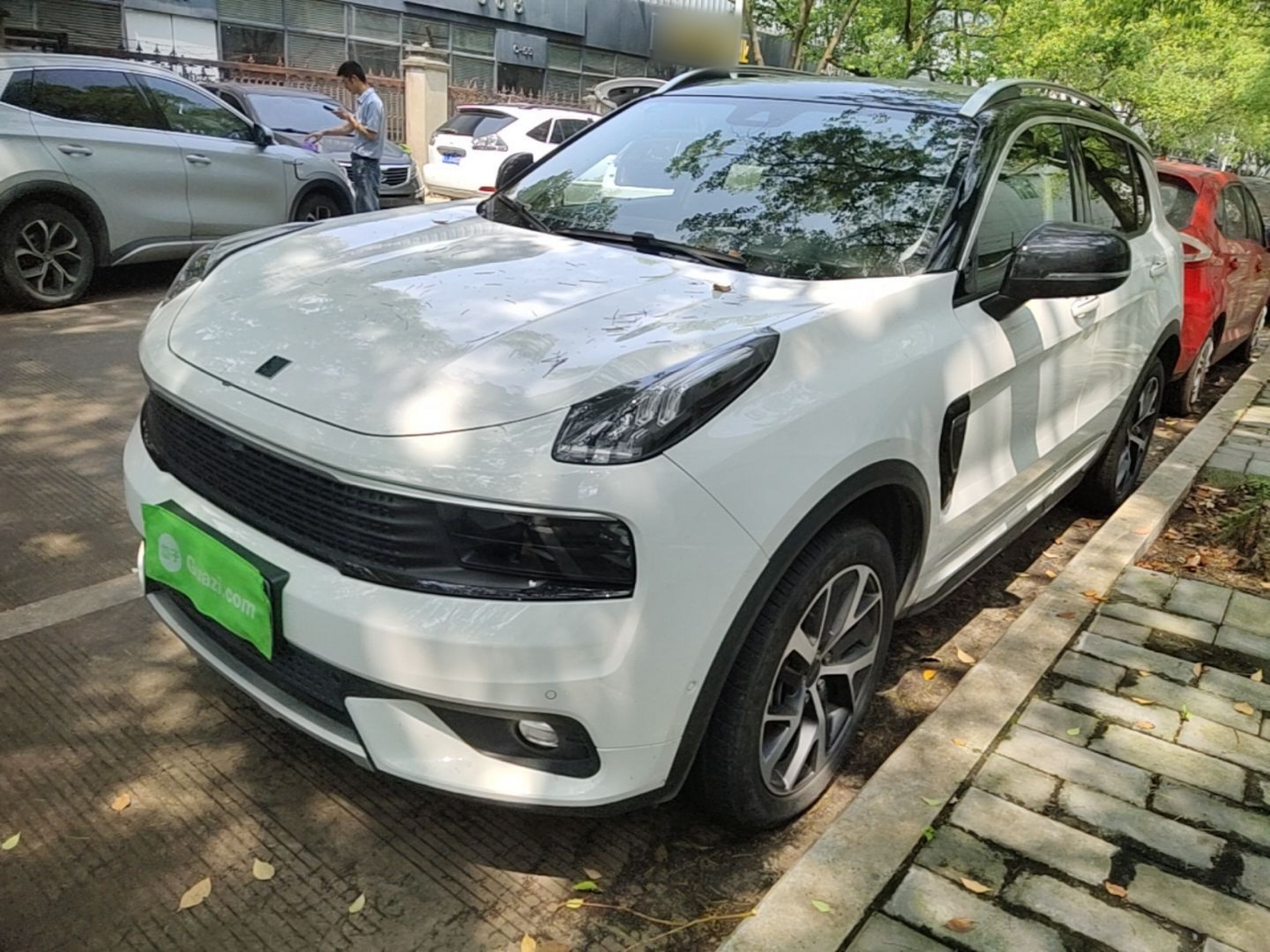 Под передней частью автомобиля