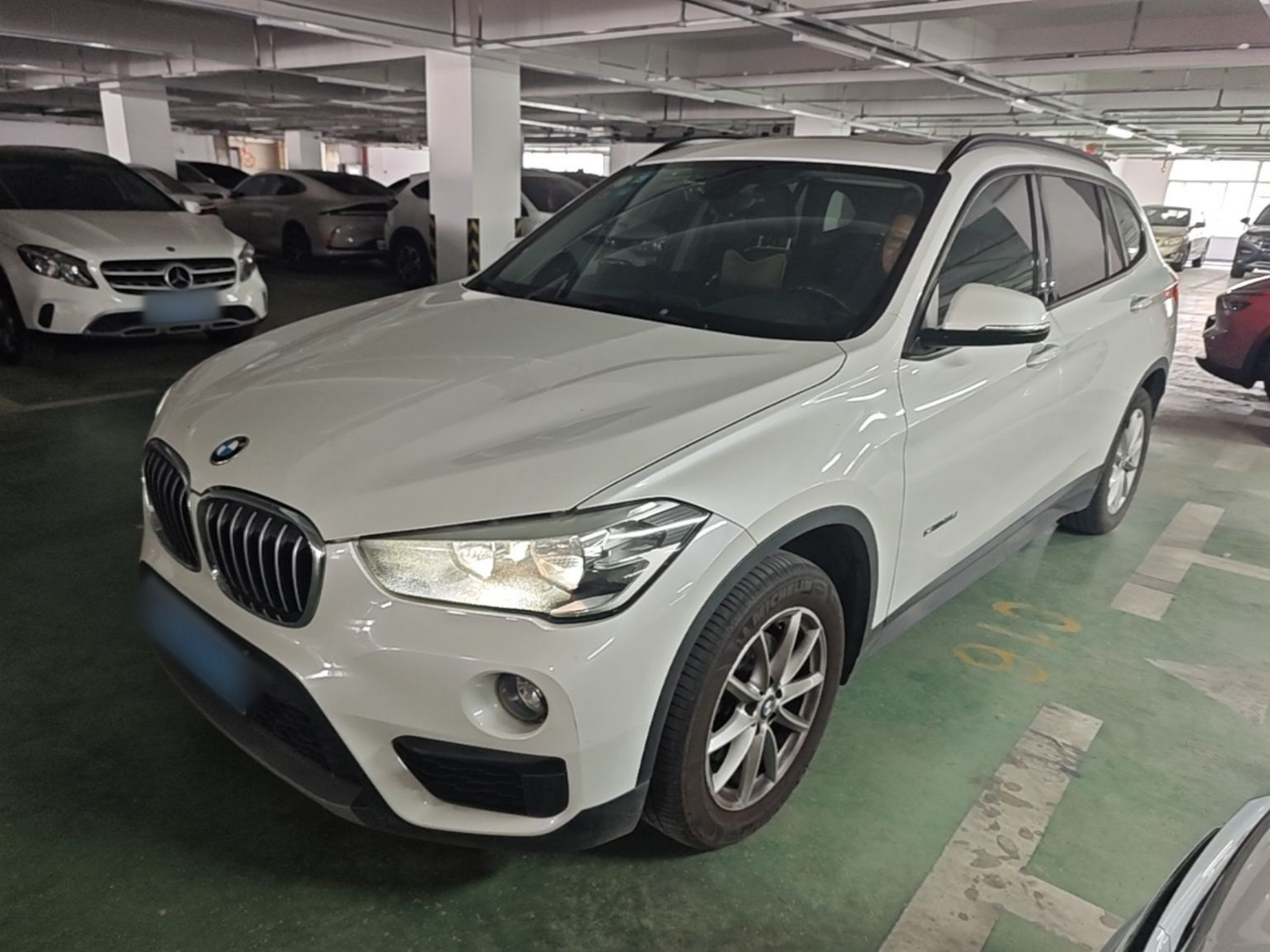 Под передней частью автомобиля