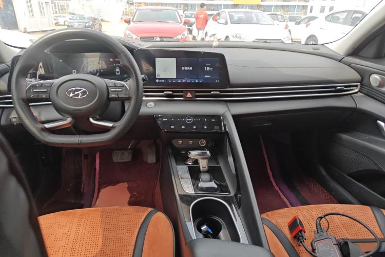 Used Hyundai Elantra 2022 1.5L CVT LUX Prestige Edition Center Console