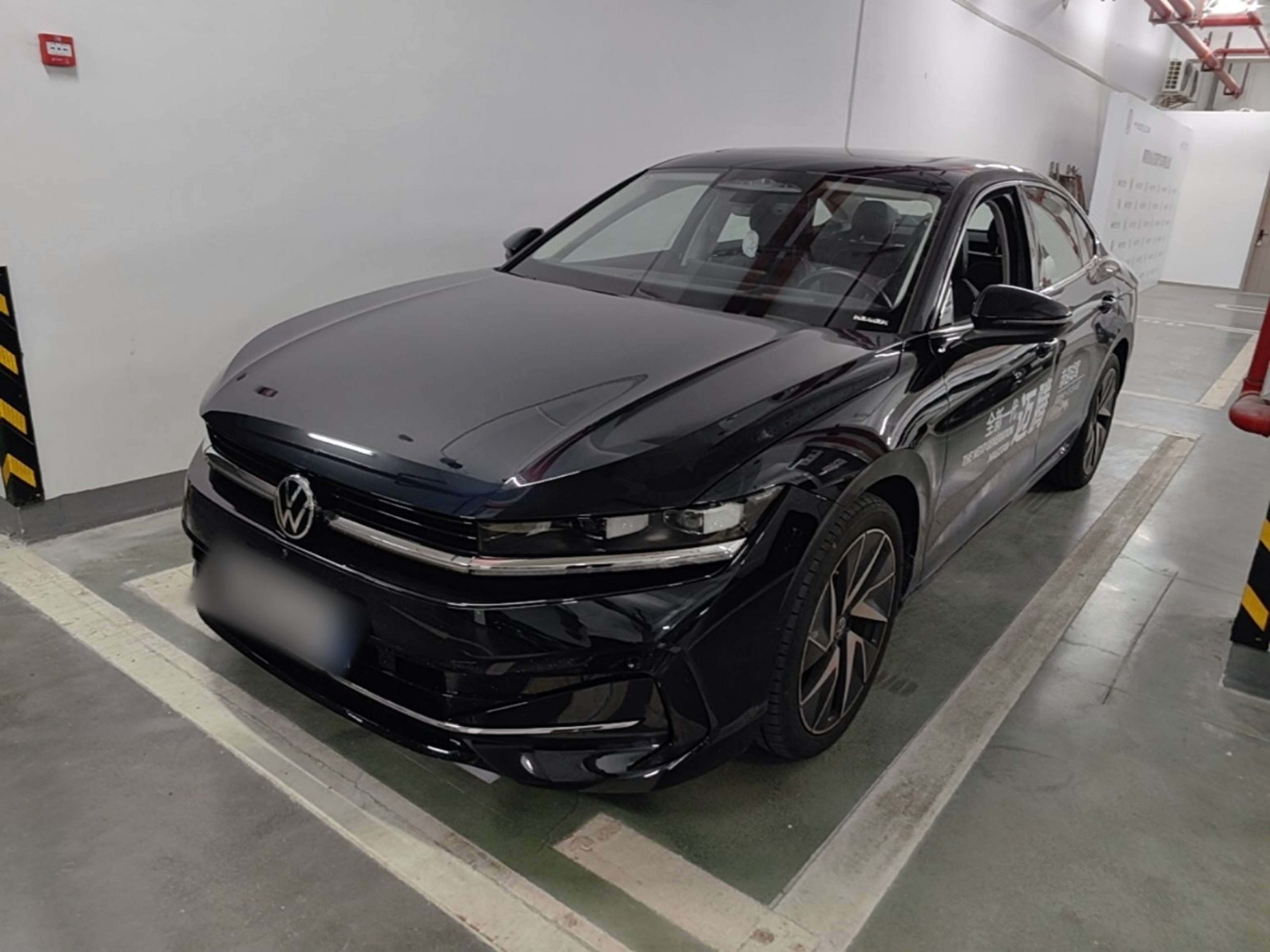 Unter der Vorderseite des Autos