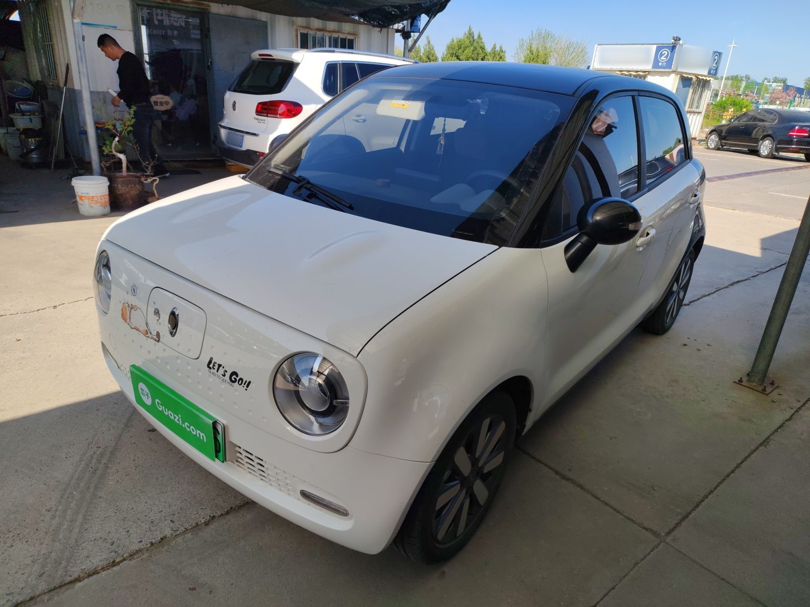 Под передней частью автомобиля