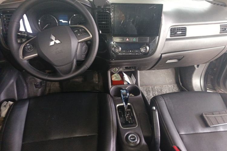 Used Mitsubishi Outlander 2014 2.4L 4x4 Deluxe Value Edition 7 Seats
