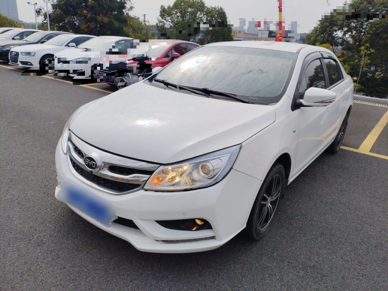 Под передней частью автомобиля