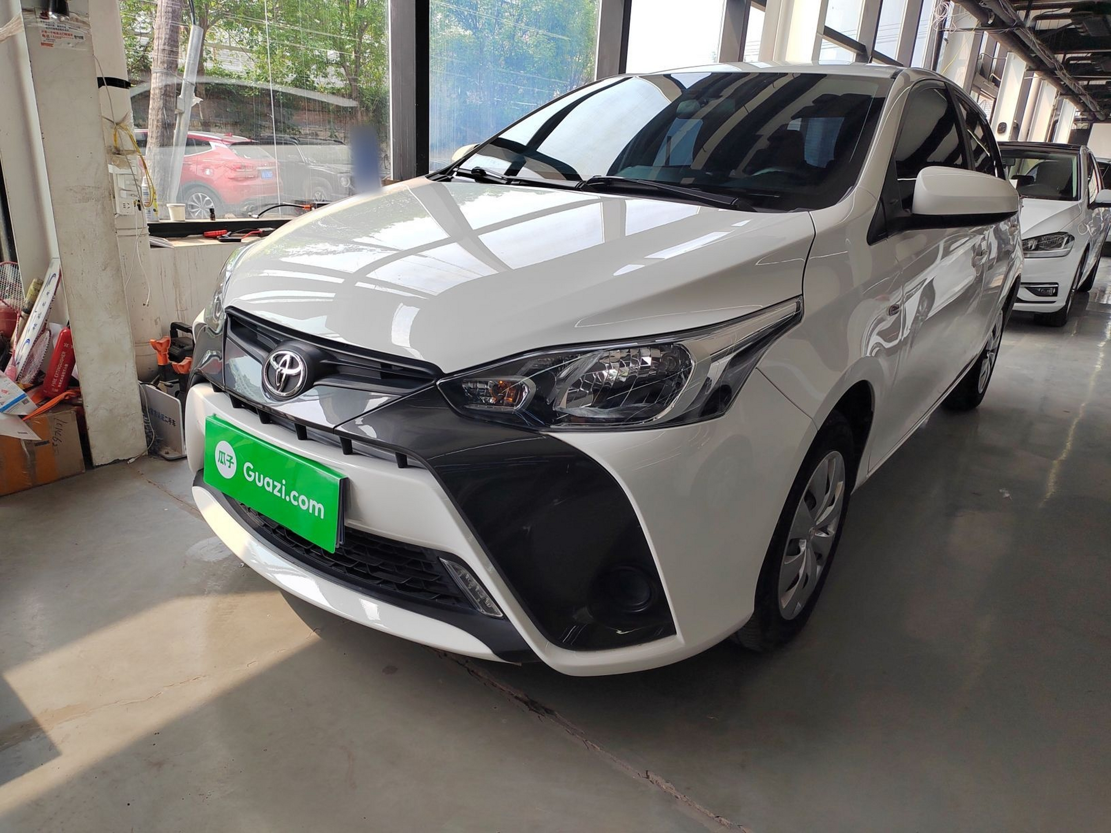 تحت مقدمة السيارة