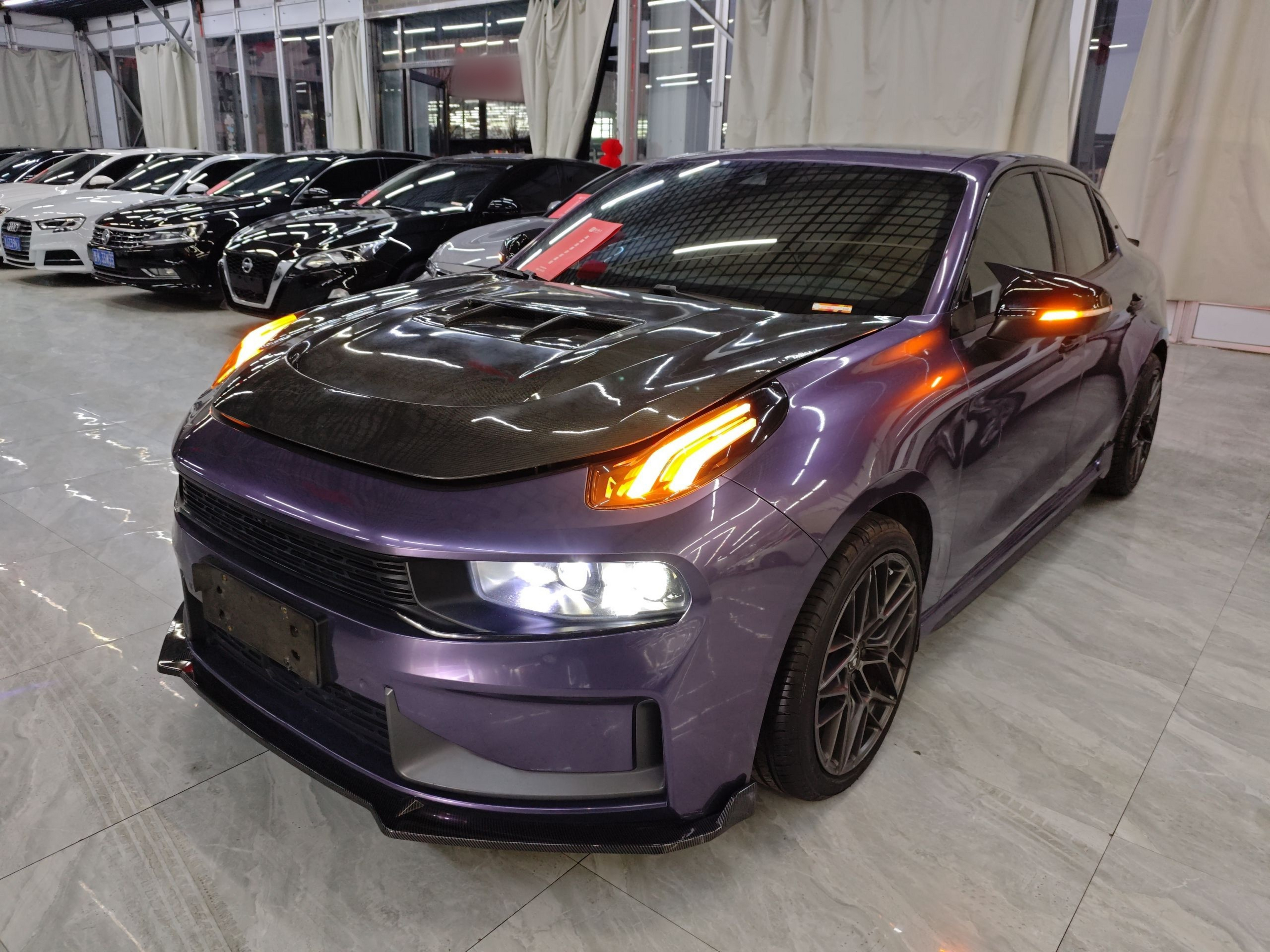 تحت مقدمة السيارة