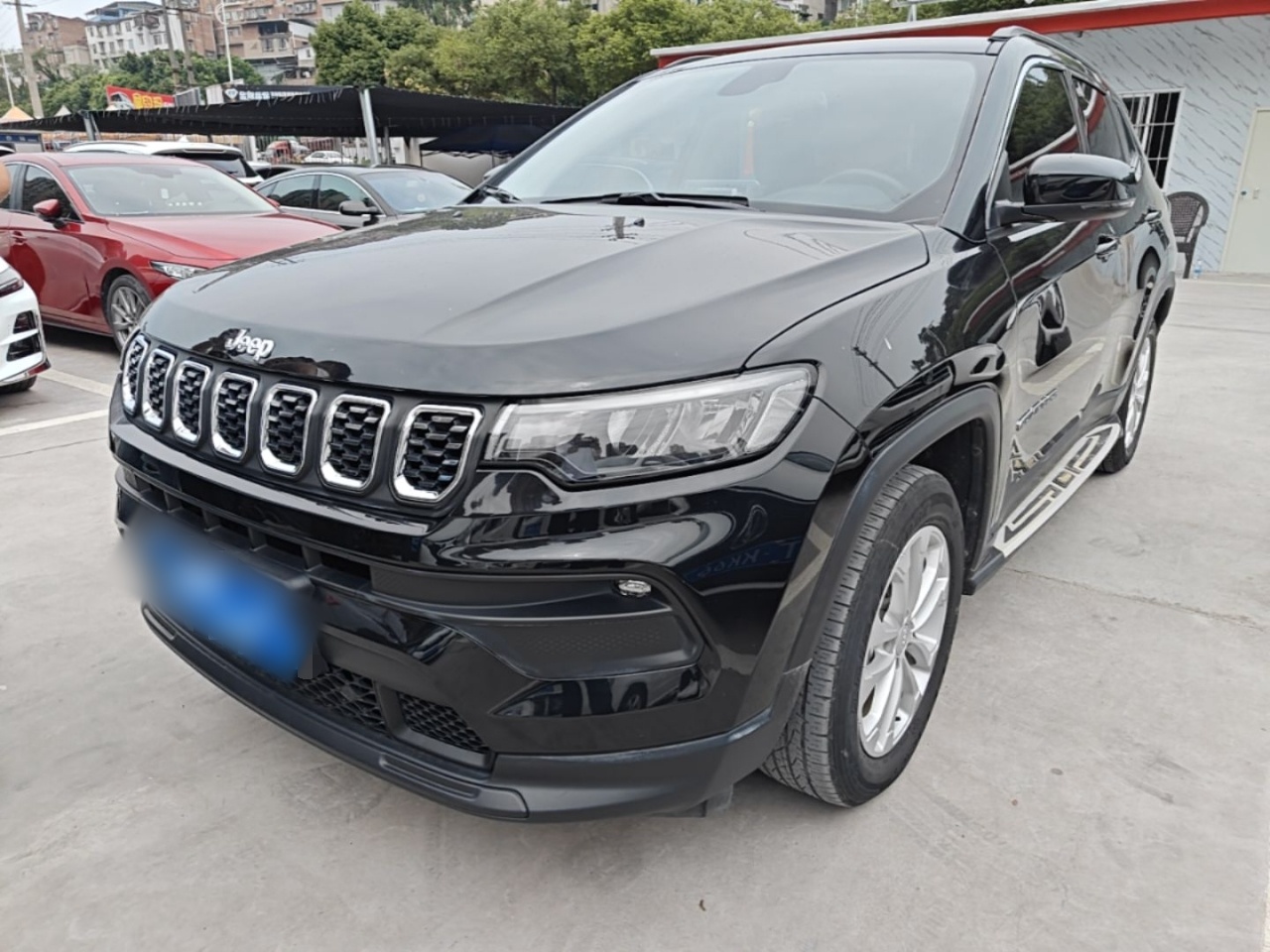 Под передней частью автомобиля