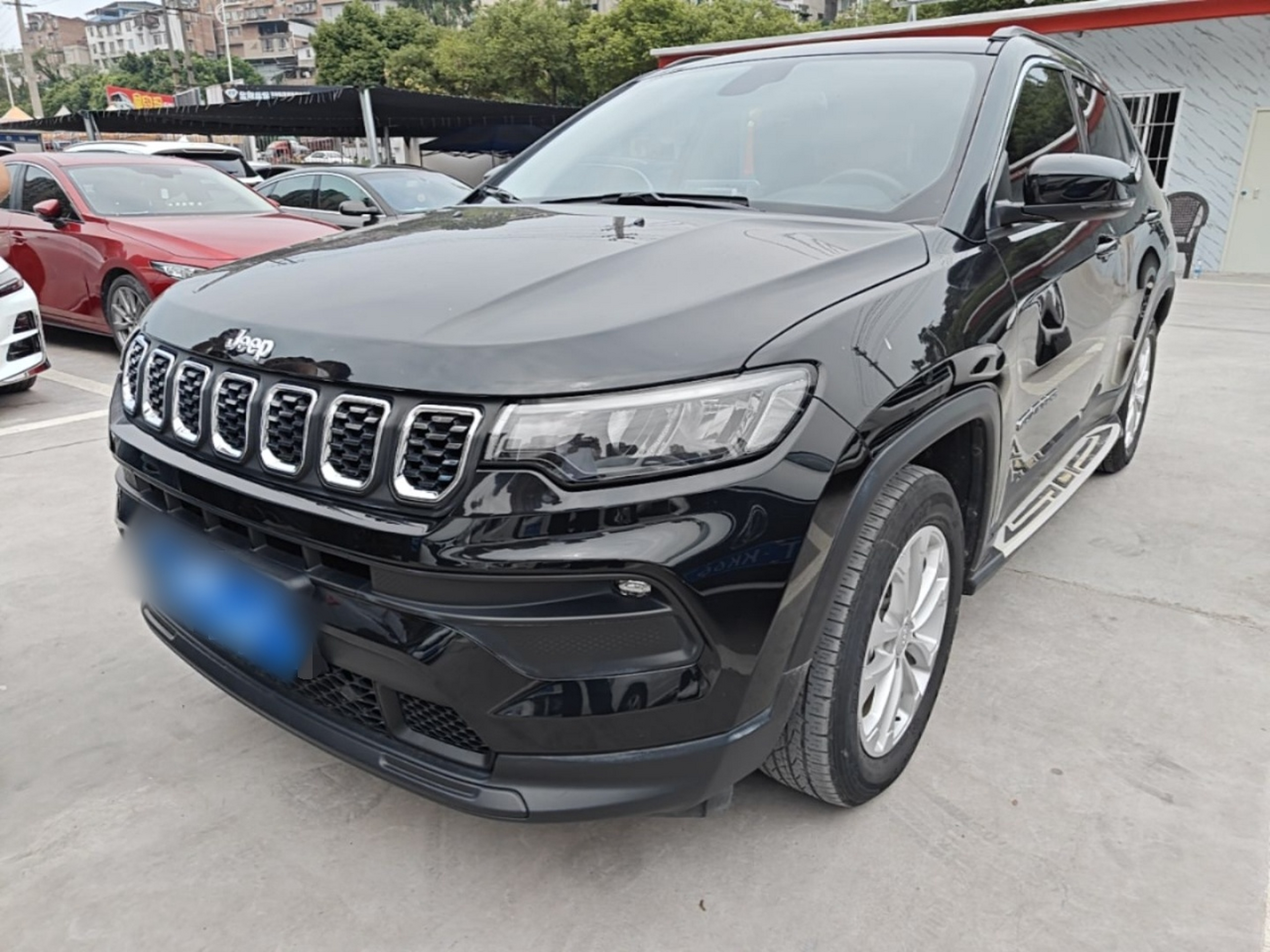 Под передней частью автомобиля