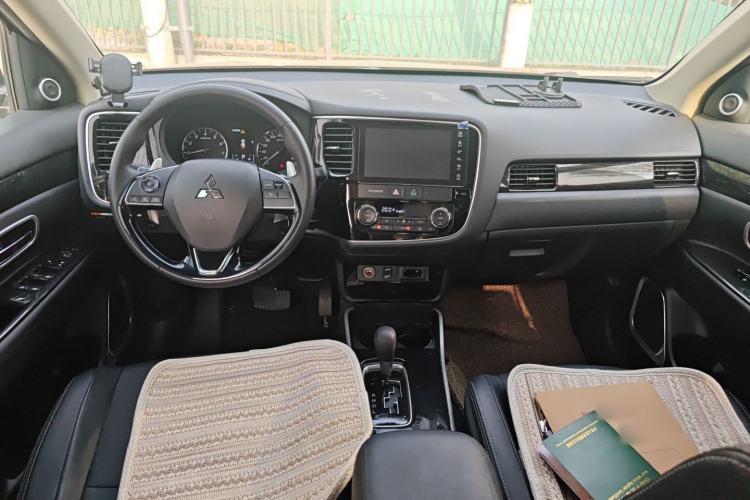 Used Mitsubishi Outlander 2018 2.4L 4x4 Elite Edition 5 Seats Center Console